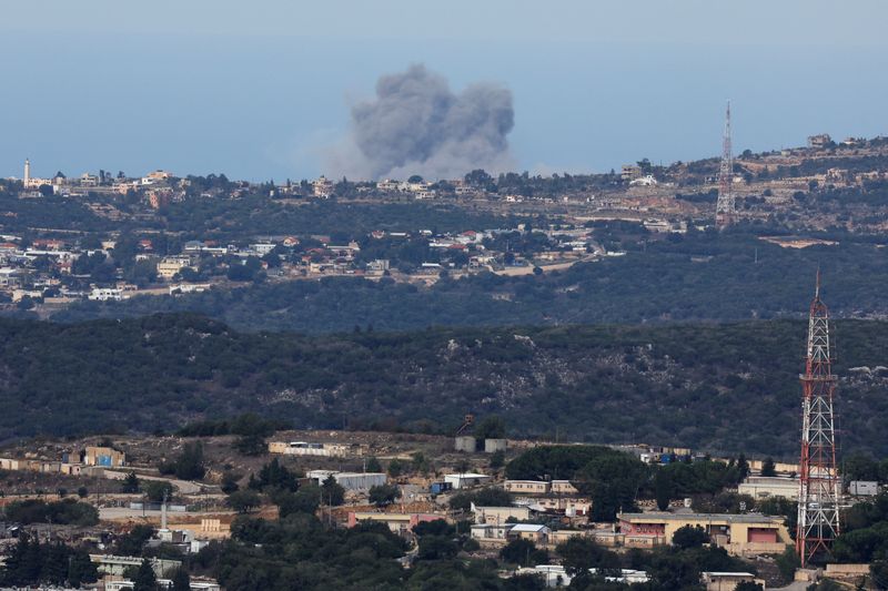 &copy; Reuters. دخان يتصاعد على الجانب اللبناني من الحدود بين إسرائيل ولبنان كما يظهر من شمال إسرائيل يوم 22 نوفمبر تشرين الثاني 2023. تصوير: أتيت بيراونجميتا -