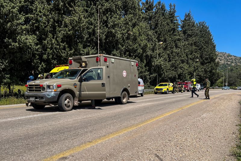 © Reuters. قوات الاستجابة للطوارئ تقوم بعملها بعد ورود أنباء عن إصابة أشخاص بالقرب من عرب العرامشة في شمال إسرائيل يوم 17 أبريل نيسان 2024. تصوير: آفي أوحيون - رويترز
