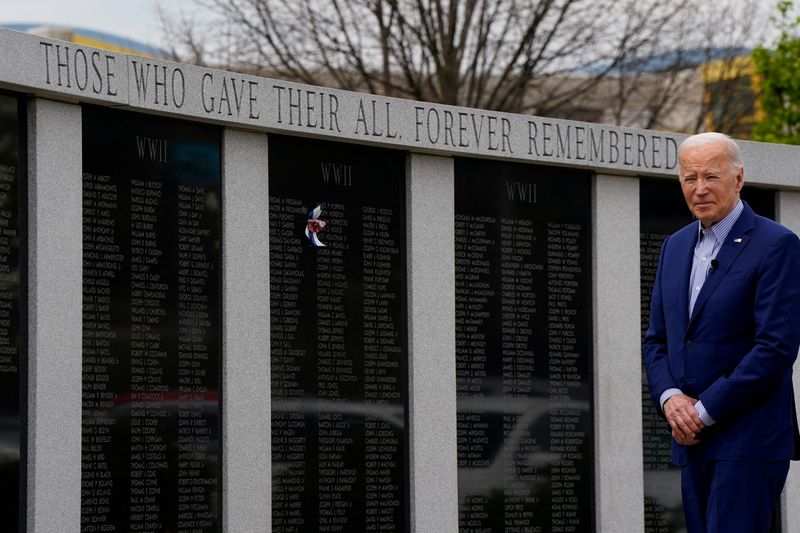 © Reuters. U.S. President Joe Biden visits a war memorial that includes the name of his uncle who died in WWII, Ambrose J. Finnegan Jr., in Scranton, Pennsylvania, U.S., April 17, 2024. REUTERS/Elizabeth Frantz