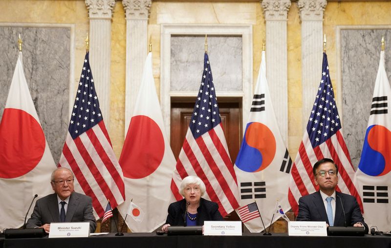 &copy; Reuters. ニューヨーク外為市場では、ドルが６営業日ぶりに下落した。写真は日米韓が開催した初の財務相会合。（２０２４年　ロイター/Kevin Lamarque）