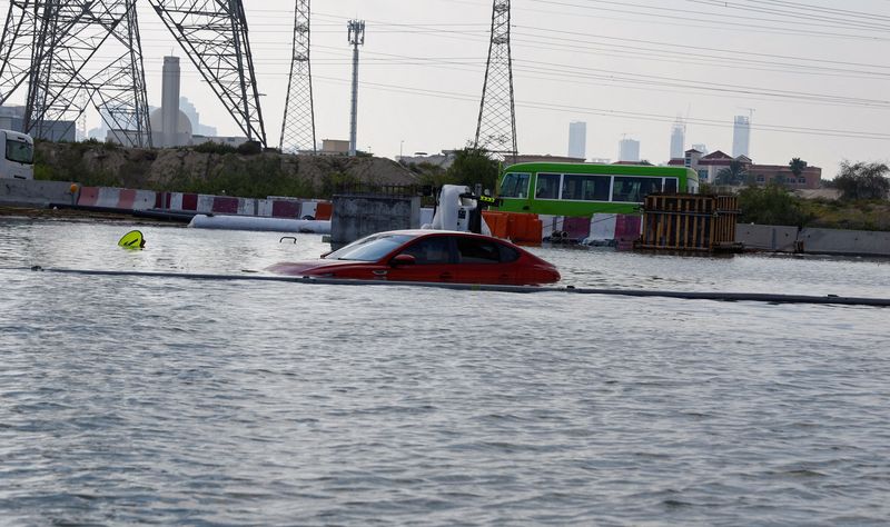 &copy; Reuters. سيارة غمرتها مياه الفيضانات الناجمة عن الأمطار الغزيرة في دبي يوم 17 أبريل نيسان 2024. تصوير: عمرو الفقي - رويترز
