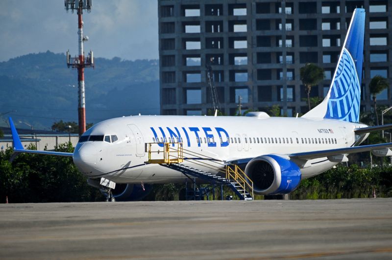 © رويترز.  صورة الملف: طائرة نفاثة من طراز Boeing 737 MAX 9 تابعة لشركة United Airlines، حيث يحاول الركاب إعادة حجز تذاكرهم من رحلات United Airlines الملغاة بعد أن قامت هيئة تنظيم السلامة الجوية الأمريكية، إدارة الطيران الفيدرالية (FAA)، بإيقاف 171 طائرة من طراز Boeing 737 MAX 9 لفحص السلامة بسبب الهبوط الاضطراري لطائرة خطوط ألاسكا الجوية في مطار لويس مونوز مارين الدولي في سان خوان، بورتوريكو في 7 يناير 2024. رويترز/ميغيل جيه رودريجيز كاريو/صورة أرشيفية