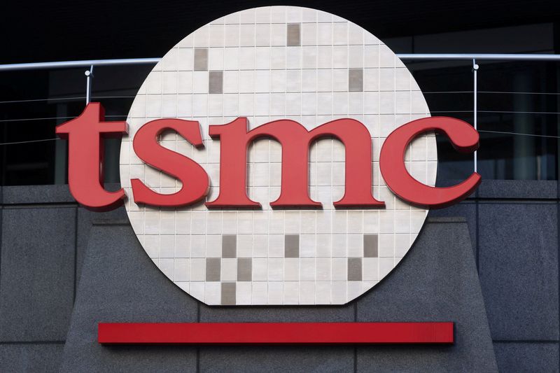 &copy; Reuters. FILE PHOTO: The logo of Taiwan Semiconductor Manufacturing Co (TSMC) is pictured at its headquarters, in Hsinchu, Taiwan, January 19, 2021. REUTERS/Ann Wang/File Photo