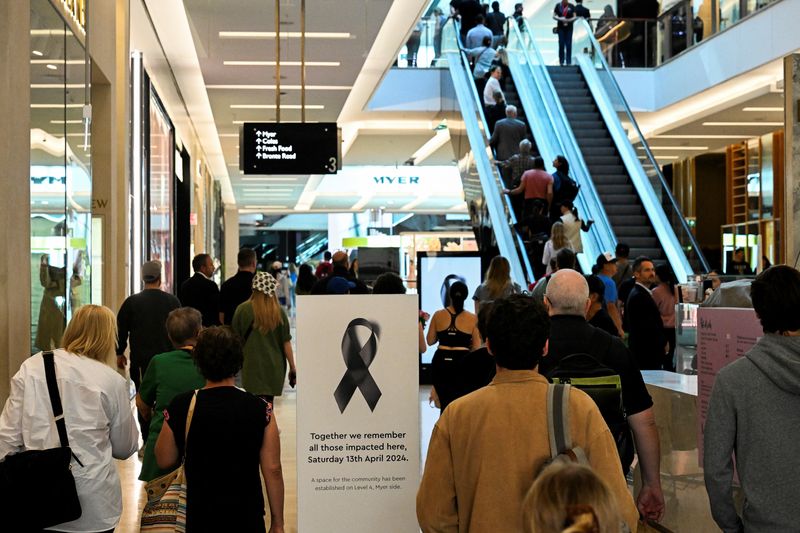 &copy; Reuters. People walk on Community Reflection Day at Westfield Bondi Junction shopping centre as it re-opens to the public for the first time after the stabbing attacks which killed several people at the shopping centre, in Sydney, Australia, April 18, 2024. REUTER