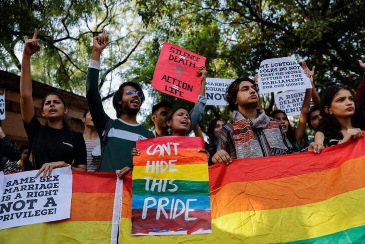 &copy; Reuters. ６月４日に開票が行われるインド下院総選挙で、２大政党はＬＧＢＴＱ＋（性的少数者）の人々の生活改善を公約に掲げている。しかし、活動家らは、同性婚という肝心の問題を避けた単な