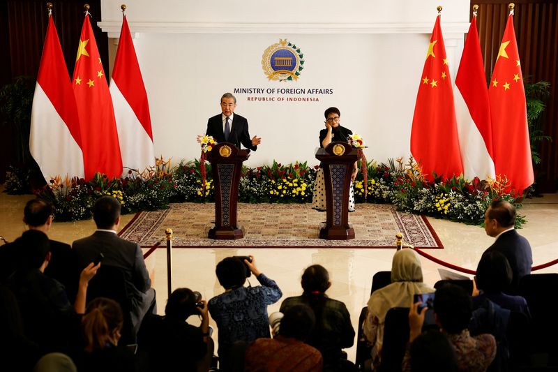 © Reuters. Chinese Foreign Minister Wang Yi speaks as Indonesian Foreign Minister Retno Marsudi listens during a joint press conference following their bilateral meeting in Jakarta, Indonesia, April 18, 2024. REUTERS/Willy Kurniawan