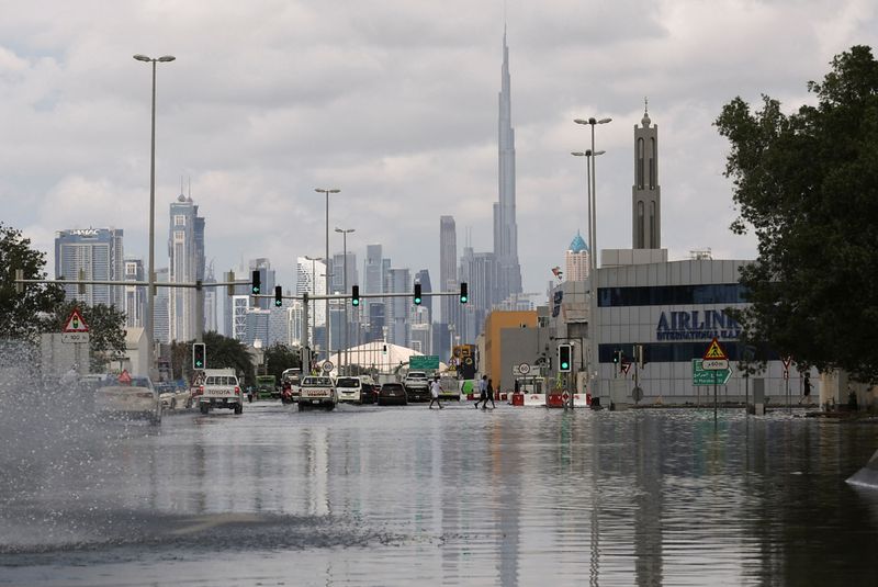 &copy; Reuters. A general view of flood water caused by heavy rains, with the Burj Khalifa tower visible in the background, in Dubai, United Arab Emirates, April 17, 2024. REUTERS/Amr Alfiky