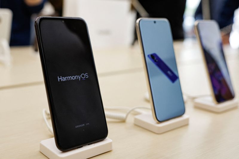 © Reuters. A screen of the new Huawei Pura 70 series smartphone shows a sign of Harmony operating system, as the series models go on sale at a Huawei's flagship store in Beijing, China April 18, 2024. REUTERS/Tingshu Wang