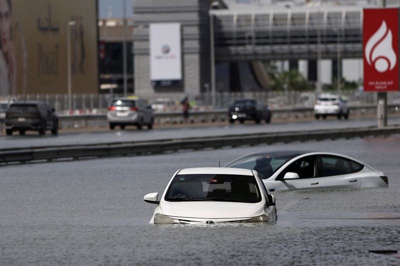 &copy; Reuters. سيارات عالقة في شوارع مغمورة بالمياه جراء أمطار غزيرة في دبي يوم 17 أبريل نيسان 2024. تصوير: عمرو الفقي - رويترز.