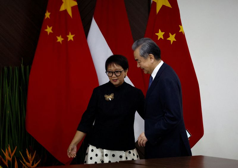&copy; Reuters. 中国の王毅外相（写真右）は１８日、インドネシアのルトノ外相（同左）とジャカルタで会談した後、両国は地域の平和と安定の維持を望んでいると述べた。４月１８日、ジャカルタで撮影