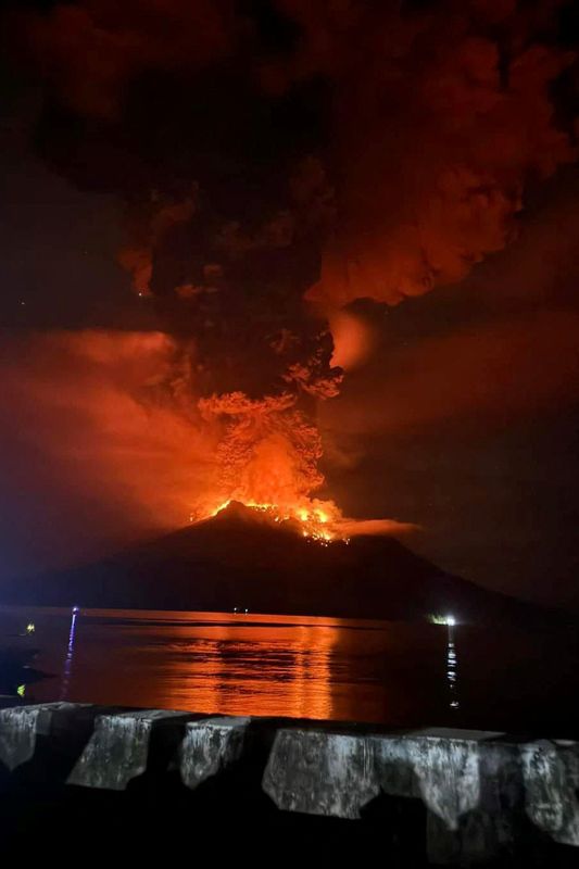 &copy; Reuters. インドネシアの北スラウェシ州にあるルアング火山の大規模噴火で、当局は１８日、州の空港を閉鎖し、周辺住民数百人を避難させていると明らかにした。写真は４月１７日撮影（２０２４