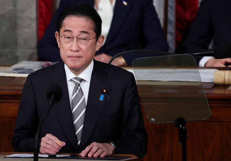 &copy; Reuters. 岸田文雄首相は１８日の衆院本会議で、日本製鉄による米ＵＳスチール買収について「法に基づいて手続きが進められると考える」と述べた。写真は訪米した際の岸田首相。４月１１日、ワ