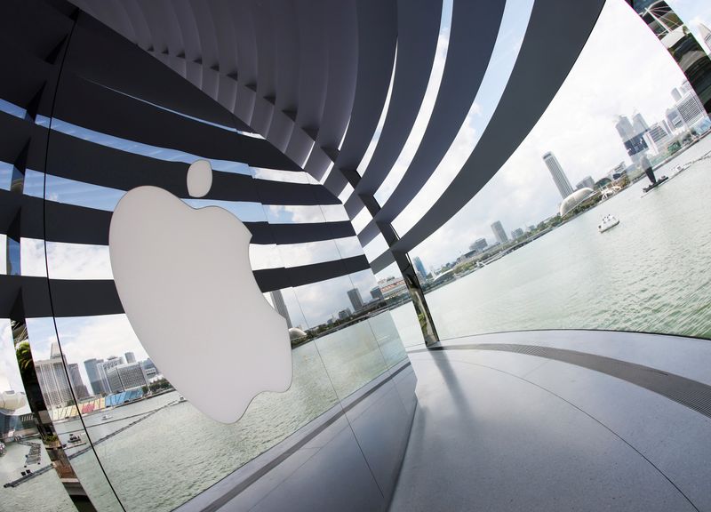 &copy; Reuters. FILE PHOTO: A logo of Apple is seen outside at the upcoming Apple Marina Bay Sands store in Singapore, September 8, 2020. REUTERS/Edgar Su/File Photo