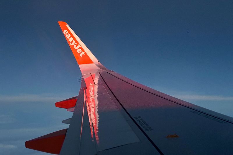 © Reuters. FILE PHOTO: General view of the wing on an EasyJet flight on route from Lisbon to Prague, Czech Republic, October 25, 2023. REUTERS/David W Cerny/File Photo