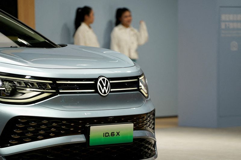 © Reuters. FILE PHOTO: A Volkswagen ID.6 X is displayed at the Auto Shanghai show, in Shanghai, China April 18, 2023. REUTERS/Aly Song//File Photo