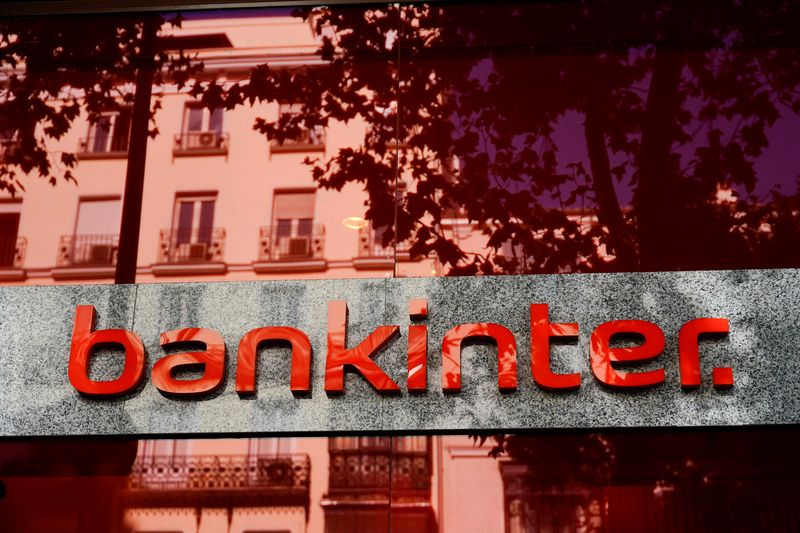 &copy; Reuters. FOTO DE ARCHIVO. El logo del banco Bankinter en una sede en Madrid, España. 26 de octubre de 2021. REUTERS/Juan Medina