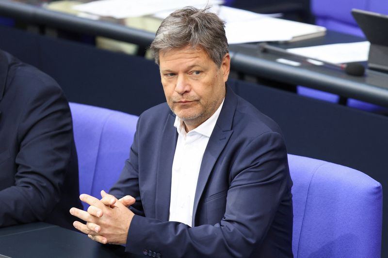 &copy; Reuters. FILE PHOTO: Climate Minister Robert Habeck attends a session of the lower house of German parliament Bundestag in Berlin, Germany, April 11, 2024. REUTERS/Liesa Johannssen/File Photo