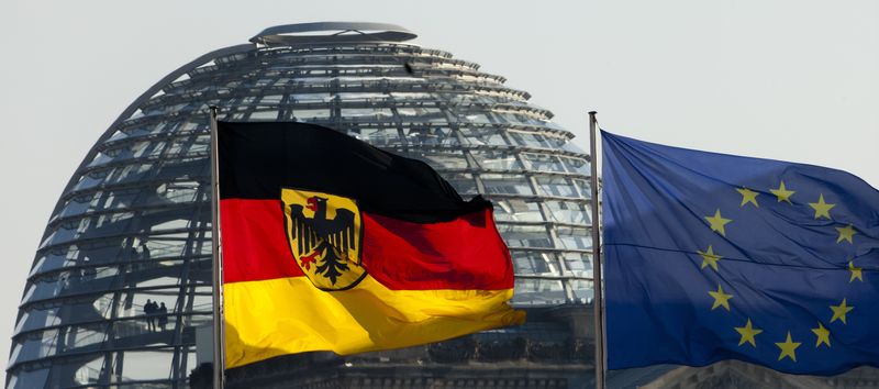 &copy; Reuters. Le drapeau national allemand et le drapeau européen flottent devant la coupole du Bundestag à Berlin.  /Photo prise le 31 janvier 2012/REUTERS/Thomas Peter