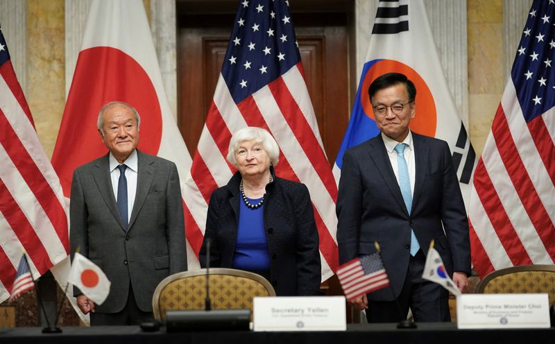 &copy; Reuters. La secretaria del Tesoro estadounidense, Janet Yellen, el ministro de Finanzas japonés, Shunichi Suzuki, y el ministro de Finanzas coreano, Choi Sang-mok, llegan a su reunión trilateral al margen de las reuniones del FMI/G20, en el Tesoro estadounidense