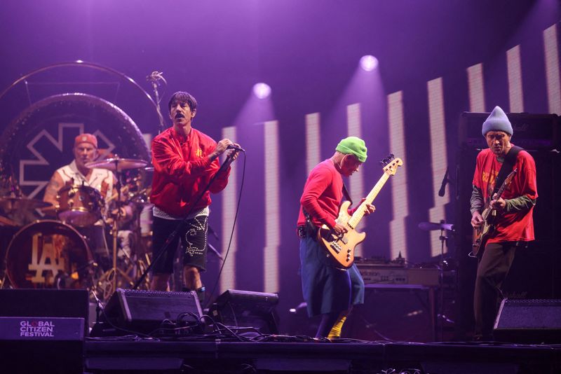 © Reuters. FILE PHOTO: The Red Hot Chili Peppers perform at the Global Citizen Concert in New York, U.S., September 23, 2023. REUTERS/Caitlin Ochs/File Photo