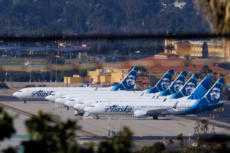 © Reuters. FILE PHOTO: Alaska Airlines commercial airplanes are shown parked off to the side of the airport in San Diego, California, U.S. January 18, 2024, as the the National Transportation Safety Board continues its investigation of the Boeing 737 MAX 9 aircraft.  REUTERS/Mike Blake/File Photo