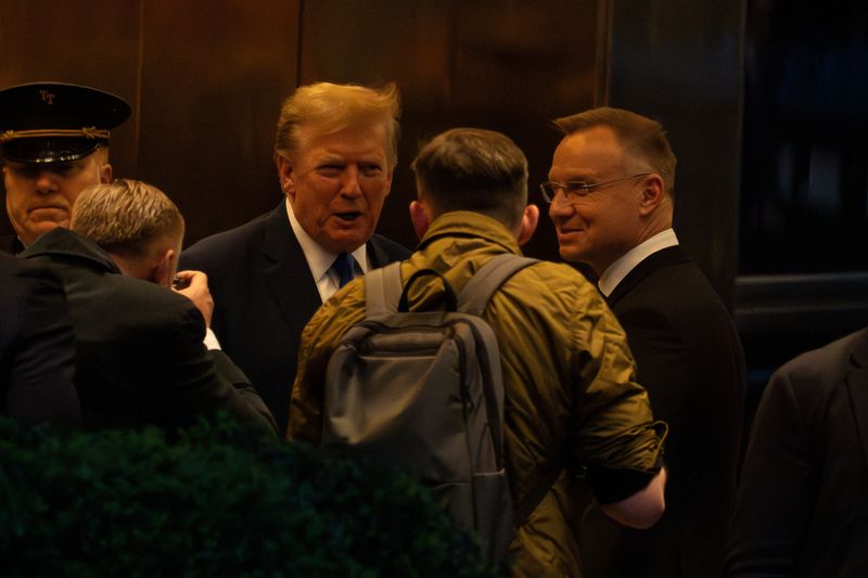 &copy; Reuters. El candidato presidencial republicano y expresidente de Estados Unidos Donald Trump saluda al presidente polaco Andrzej Duda en la Torre Trump de Nueva York, Estados Unidos. 17 de abril de 2024. REUTERS/David 'Dee' Delgado
