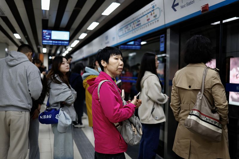 © Reuters. People wait for a subway train during morning rush hour in Beijing, China April 11, 2024. REUTERS/Tingshu Wang/ File photo
