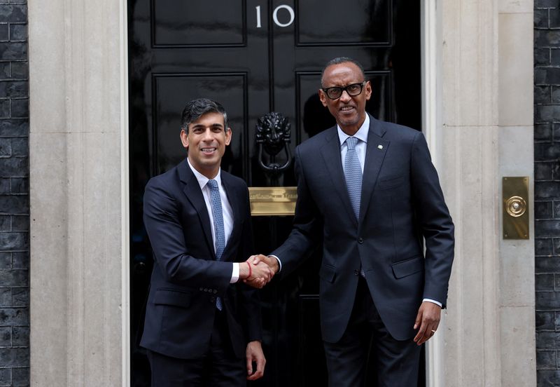 &copy; Reuters. FILE PHOTO: Britain's Prime Minister Rishi Sunak welcomes Rwandan President Paul Kagame outside 10 Downing Street in London, Britain, April 9, 2024. REUTERS/Isabel Infantes/File Photo