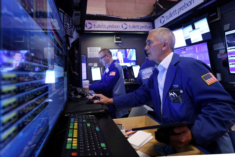 &copy; Reuters. FILE PHOTO: Traders work on the trading floor at the New York Stock Exchange (NYSE) in New York City, U.S., April 4, 2024. REUTERS/Andrew Kelly/File Photo