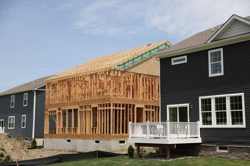 © Reuters. FILE PHOTO: A house under construction is seen at Hawthorne Estates by D. R. Horton in Medford, New Jersey, U.S., May 23, 2022. REUTERS/Andrew Kelly/File Photo