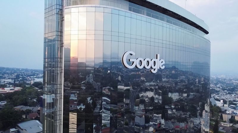 &copy; Reuters. FOTO DE ARCHIVO: Una vista de dron muestra el logo de Google en un edificio tras el lanzamiento de Google El Salvador en San Salvador, El Salvador, 16 de abril de 2024. REUTERS/Jose Cabezas/Foto de archivo