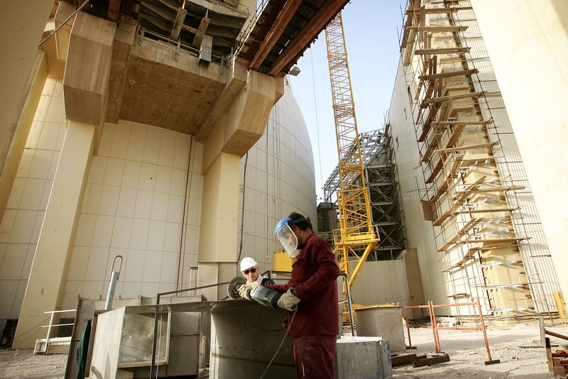&copy; Reuters. عمال داخل محطة للطاقة النووية تقع جنوب غرب مدينة بوشهر الإيرانية في يوم 22 يونيو حزيران 2005 . صورة من أرشيف رويترز . 