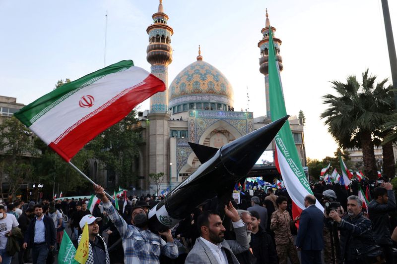 &copy; Reuters. Iranianos com modelo de míssil durante celebração em Teerã
 15/4/2024    Majid Asgaripour/WANA (West Asia News Agency) via REUTERS