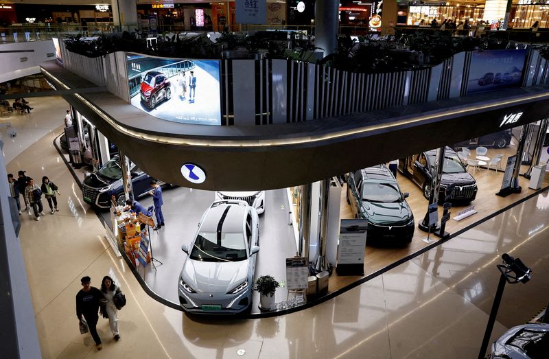 &copy; Reuters. FOTO DE ARCHIVO: Modelos de vehículos eléctricos (VE) se muestran en los stands de Denza, una empresa conjunta entre Mercedes-Benz Group AG y BYD Auto, y el fabricante chino de VE Voyah, en un centro comercial de Pekín, China. 3 de noviembre, 2023. REU