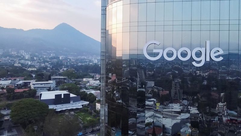 &copy; Reuters. شعار جوجل على مبنى في سان سلفادرو يوم 16 أبريل نيسان 2024. تصوير: خوسيه كابيزاس - رويترز