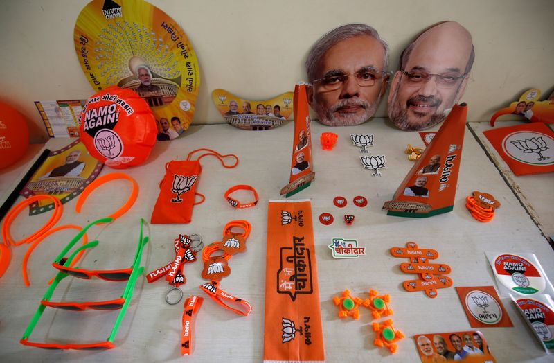 &copy; Reuters. Photo des goodies représentant le le Bharatiya Janata Party (BJP) en Inde. /Photo prise le 3 avril 2019 à Gandhinagar, Inde/REUTERS/Amit Dave
