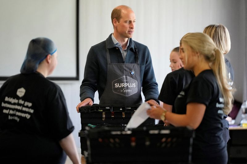 © Reuters. Britain's Prince William helps sort out food items for distribution during a visit to Surplus to Supper, a surplus food redistribution charity, in Sunbury-on-Thames, Surrey, Britain, April 18, 2024. Alastair Grant/Pool via REUTERS
