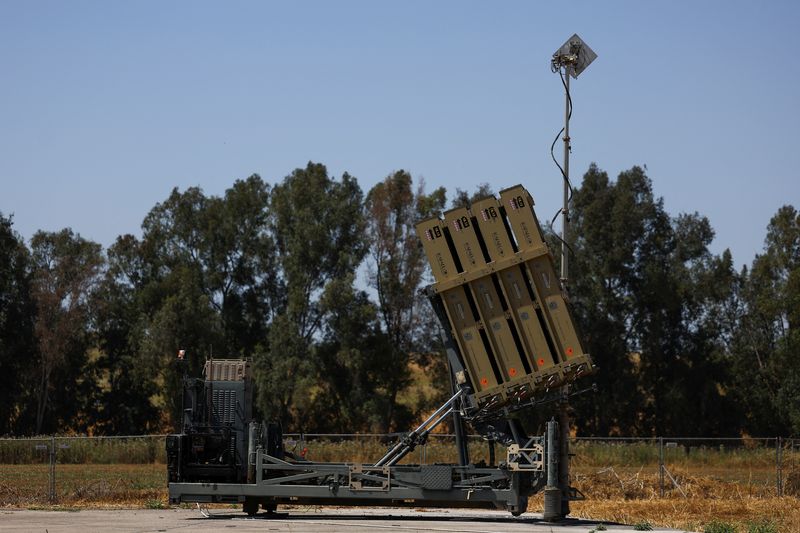 &copy; Reuters. بطارية لنظام القبة الحديدة المضاد للصواريخ قرب عسقلان بإسرائيل يوم 17 أبريل نيسان 2024. تصوير: هانا مكاي - رويترز