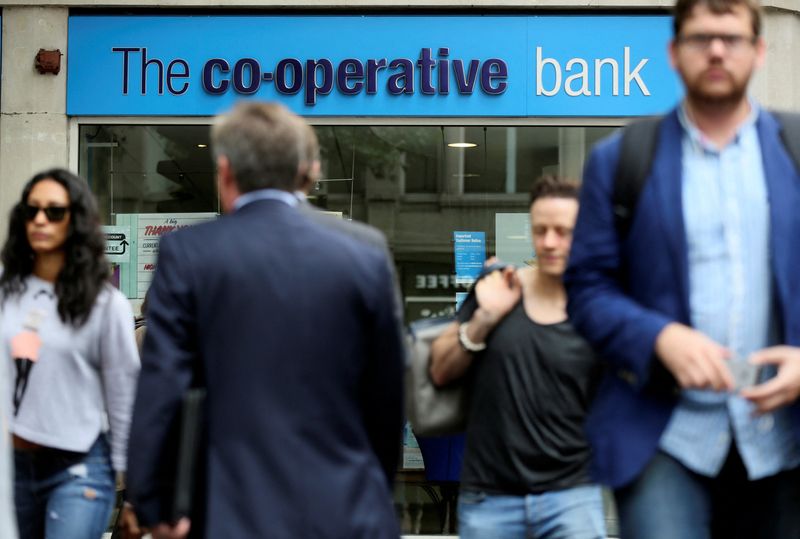 © Reuters. FILE PHOTO: People walk past a branch of the Co-Operative Bank in central London, Britain August 20, 2015. REUTERS/Paul Hackett/File Photo