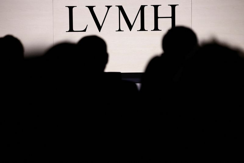 &copy; Reuters. Il logo di Lvmh durante l'assemblea annuale degli azionisti di Lvmh Moet Hennessy Louis Vuitton a Parigi, Francia, 18 aprile 2024. REUTERS/Sarah Meyssonnier
