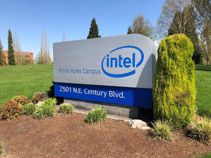 © Reuters. FILE PHOTO: A sign is seen outside the Intel corporate campus in Hillsboro, Oregon, U.S., April 25, 2018. Picture taken April 25, 2018. REUTERS/Caroline Humer/File Photo
