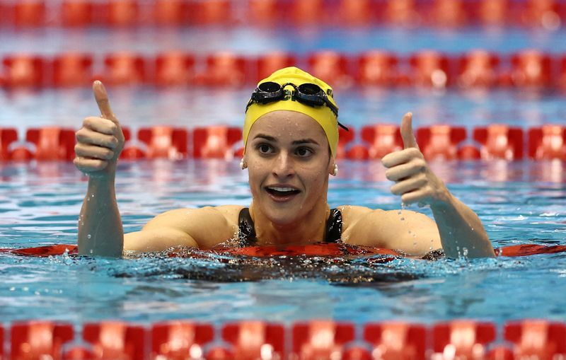 &copy; Reuters. الأسترالية كايلي ماكيون تحتفل بفوزها بسباق السباحة 200 متر ظهر للسيدات في بطولة العالم للألعاب المائية في فوكوكا باليابان يوم 29 يوليو تموز 202