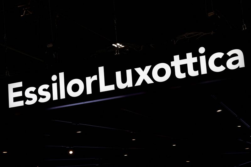 &copy; Reuters. Il logo di EssilorLuxottica è esposto al Silmo di Villepinte, vicino a Parigi, Francia, 24 settembre 2022. REUTERS/Benoit Tessier