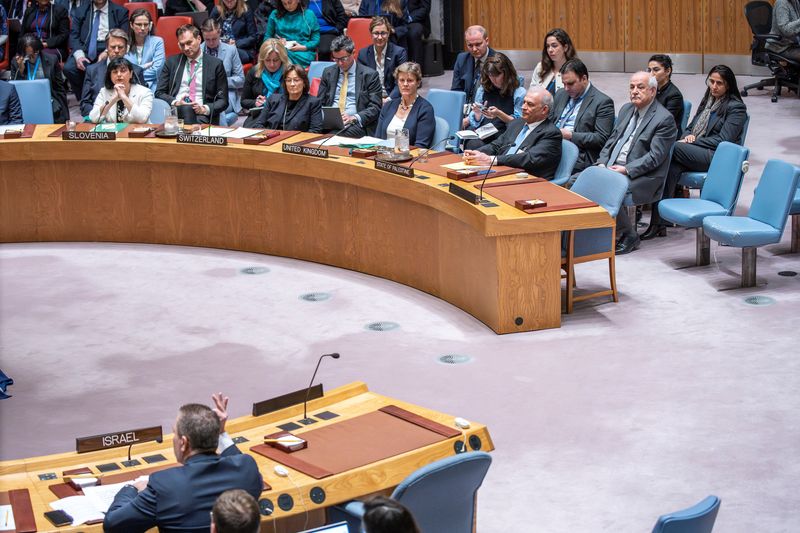&copy; Reuters. El embajador de Israel ante las Naciones Unidas, Gilad Erdan, habla a los miembros del Consejo de Seguridad durante una reunión para abordar la situación en Oriente Medio, incluida la cuestión palestina, en la sede de la ONU en Nueva York, Nueva York, 