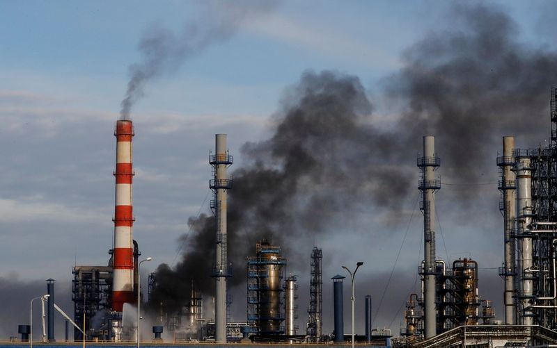 &copy; Reuters. Smoke billows from a fire at oil refinery, owned by Russian oil producer Gazprom Neft, in Moscow, Russia, November 17, 2018.  REUTERS/Tatyana Makeyeva/ File photo