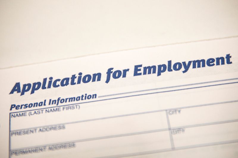 &copy; Reuters. 米労働省が１８日発表した４月１３日までの１週間の新規失業保険申請件数（季節調整済み）は２１万２０００件と横ばいだった。２０２１年５月撮影（２０２４年　ロイター/Brendan McDermid