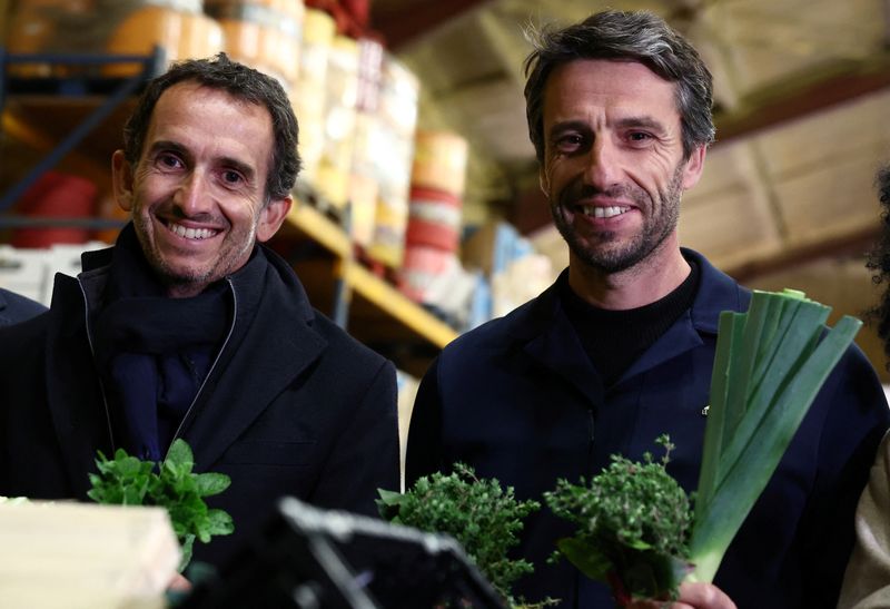 &copy; Reuters. Alexandre Bompard, Chairman and Chief Executive Officer of French retailer Carrefour, and Tony Estanguet, President of the Organising Committee of the Paris 2024 Olympic and Paralympic Games,  pose with herbs and vegetables during a visit at the Vaulerand