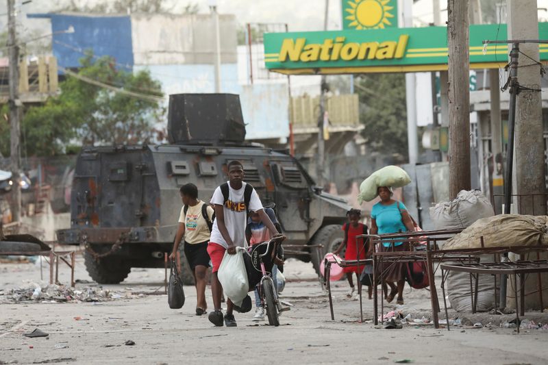 &copy; Reuters. People flee their homes as police confront armed gangs after prominent gang leader Jimmy Cherizier called for Haiti's Prime Minister Ariel Henry's government to be toppled, in Port-au-Prince, Haiti, February 29, 2024. REUTERS/Ralph Tedy Erol