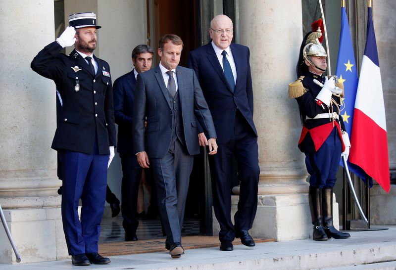 &copy; Reuters. الرئيس الفرنسي إيمانويل ماكرون ورئيس الوزراء اللبناني نجيب ميقاتي في قصر الإليزيه بباريس بصورة من أرشيف رويترز.