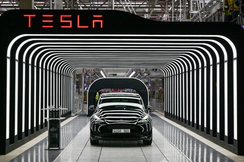 © Reuters. Modelo Y da Tesla durante cerimônia de lançamento de fábrica da empresa em  Gruenheide, na Alemanha
22/03/2022
Patrick Pleul/Pool via REUTERS